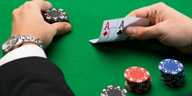 Poker Live dễ kiếm tiền hơn Poker Online hay không?